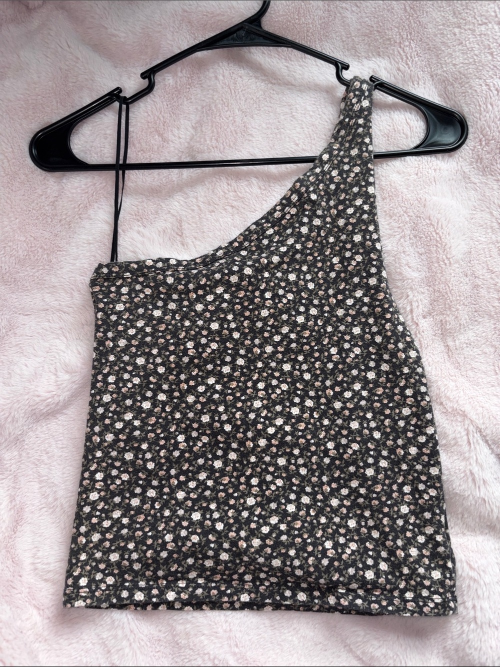 American Eagle Outfitters Black and Cream Floral One-Shoulder Crop